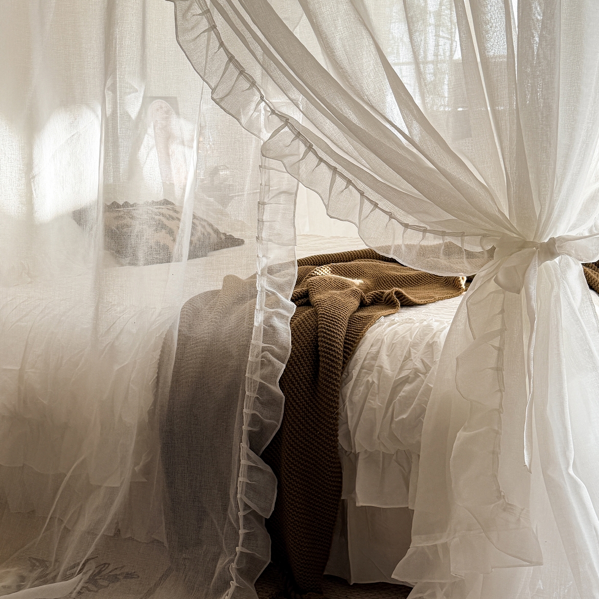 91家纺网 家纺一手货源 找家纺 都市缘蚊帐 2026年新款3303多丽棉纱纯色款轨道蚊帐1.5m 1.8m 云雾白-场景1