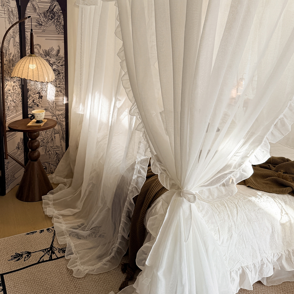 91家纺网 家纺一手货源 找家纺 都市缘蚊帐 2026年新款3303多丽棉纱纯色款轨道蚊帐1.5m 1.8m 云雾白-场景1