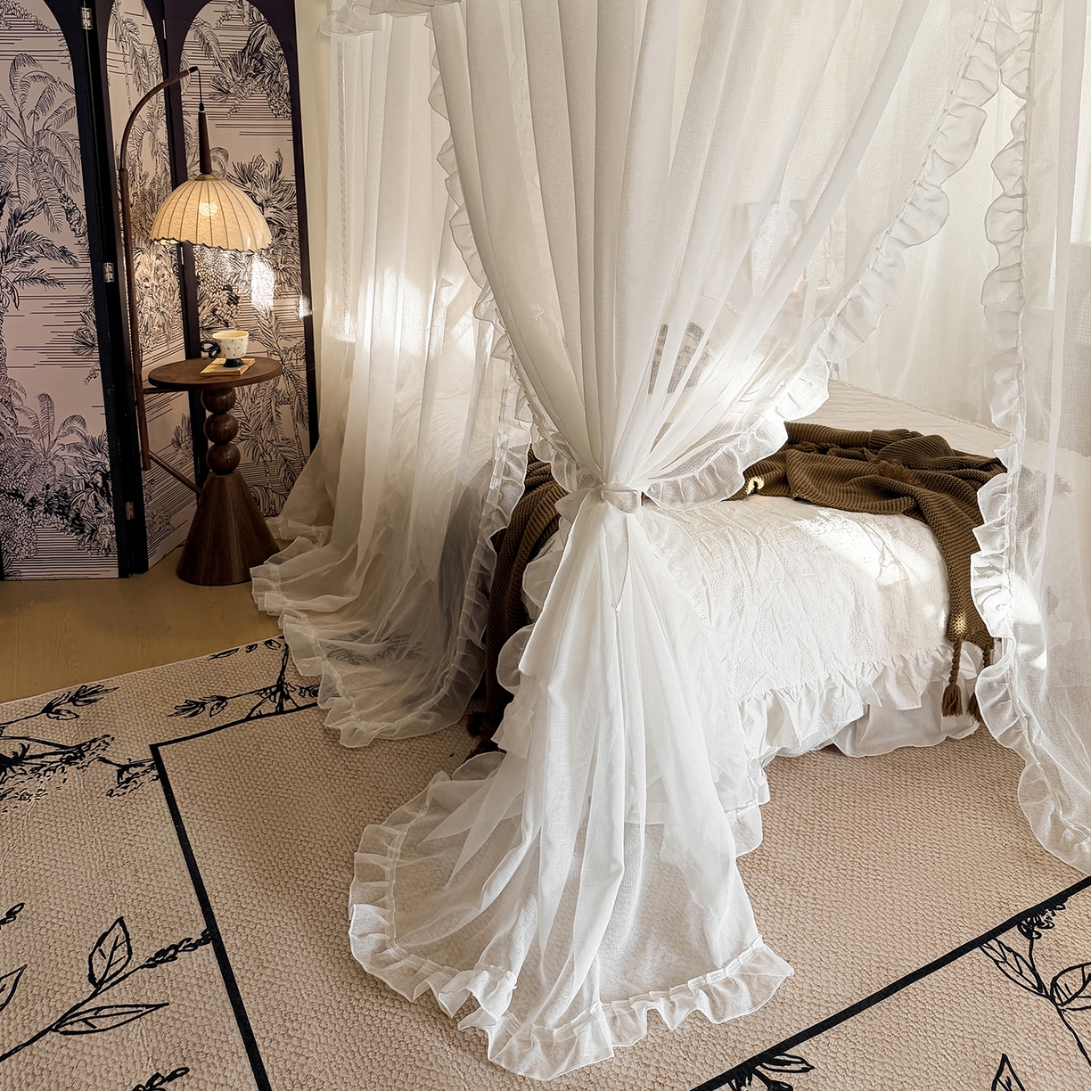 91家纺网 家纺一手货源 找家纺 都市缘蚊帐 2026年新款3303多丽棉纱纯色款轨道蚊帐1.5m 1.8m 云雾白-场景1