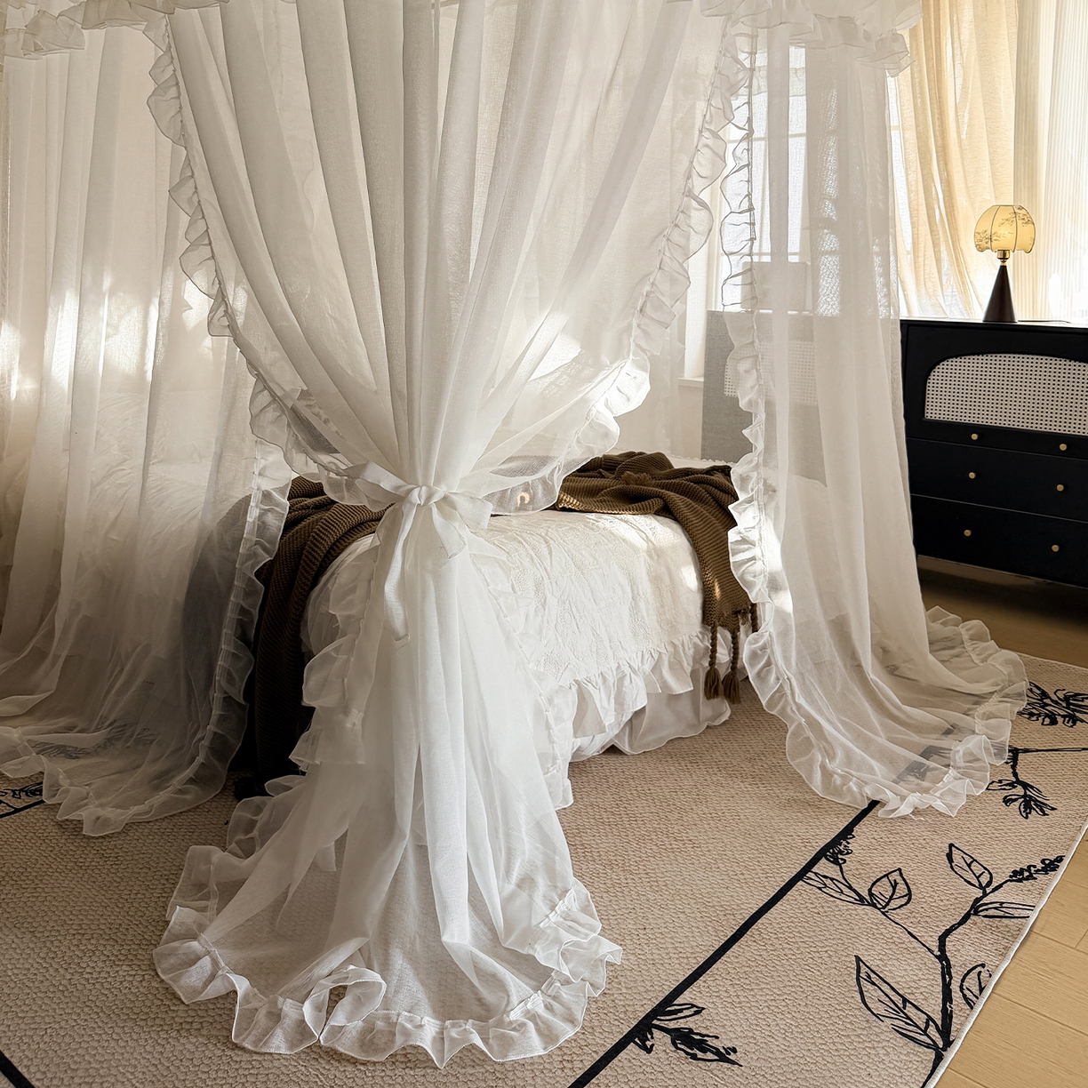 91家纺网 家纺一手货源 找家纺 都市缘蚊帐 2026年新款3303多丽棉纱纯色款轨道蚊帐1.5m 1.8m 云雾白-场景1