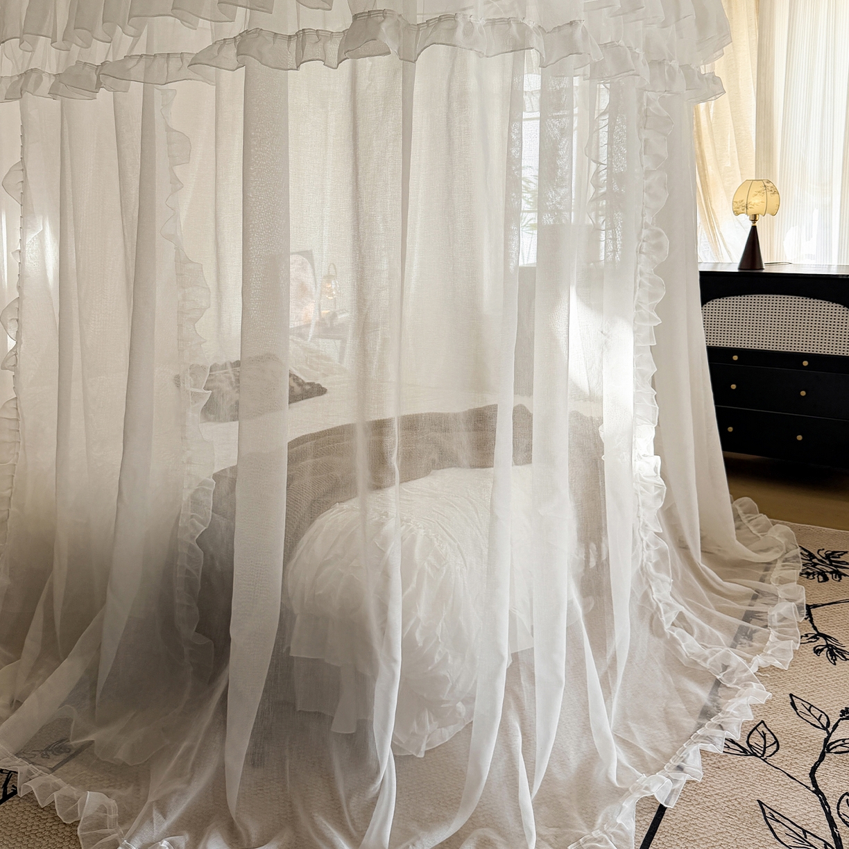 91家纺网 家纺一手货源 找家纺 都市缘蚊帐 2026年新款3303多丽棉纱纯色款轨道蚊帐1.5m 1.8m 云雾白-场景1