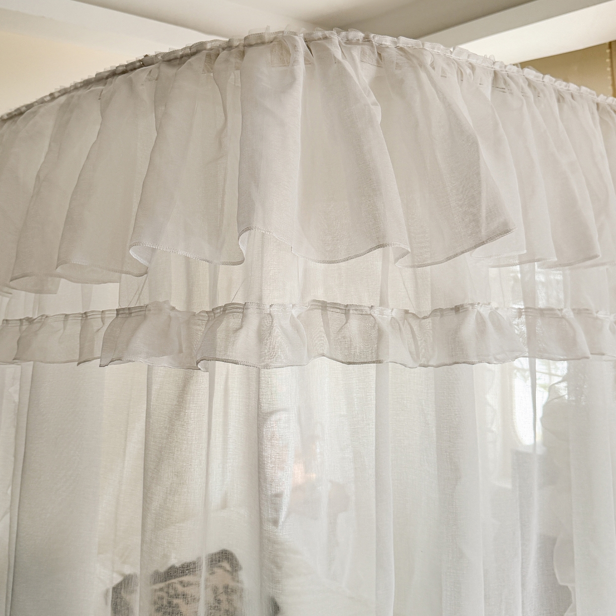 91家纺网 家纺一手货源 找家纺 都市缘蚊帐 2026年新款3303多丽棉纱纯色款轨道蚊帐1.5m 1.8m 云雾白-场景1