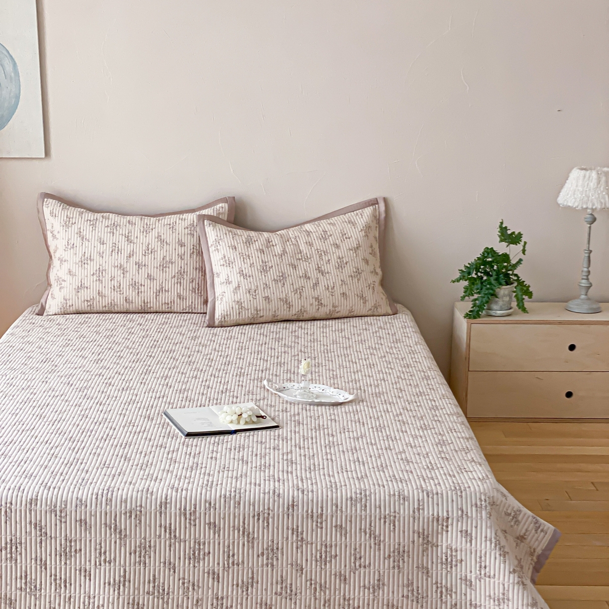 91家纺网 家纺一手货源 找家纺 黛舒家居 2026年春夏款纱洗莫代尔夹棉单床单床单单件床单三件套 柔瓣轻语