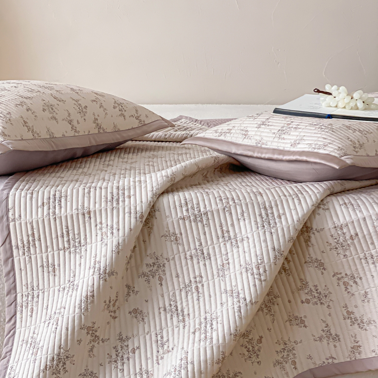 91家纺网 家纺一手货源 找家纺 黛舒家居 2026年春夏款纱洗莫代尔夹棉单床单床单单件床单三件套 柔瓣轻语