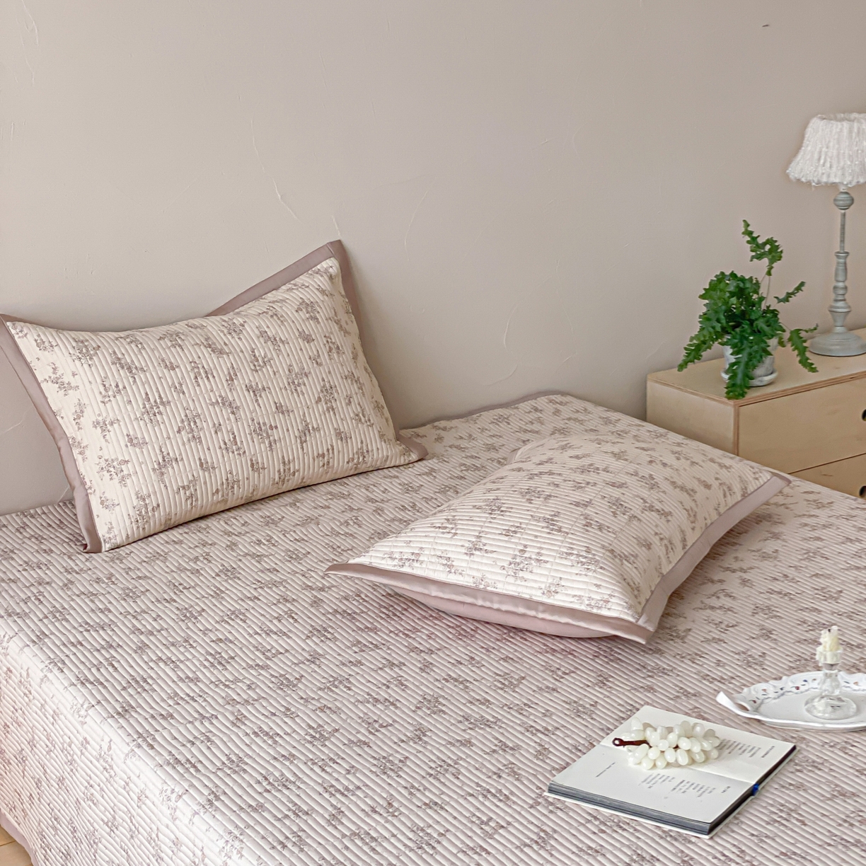 91家纺网 家纺一手货源 找家纺 黛舒家居 2026年春夏款纱洗莫代尔夹棉单床单床单单件床单三件套 柔瓣轻语