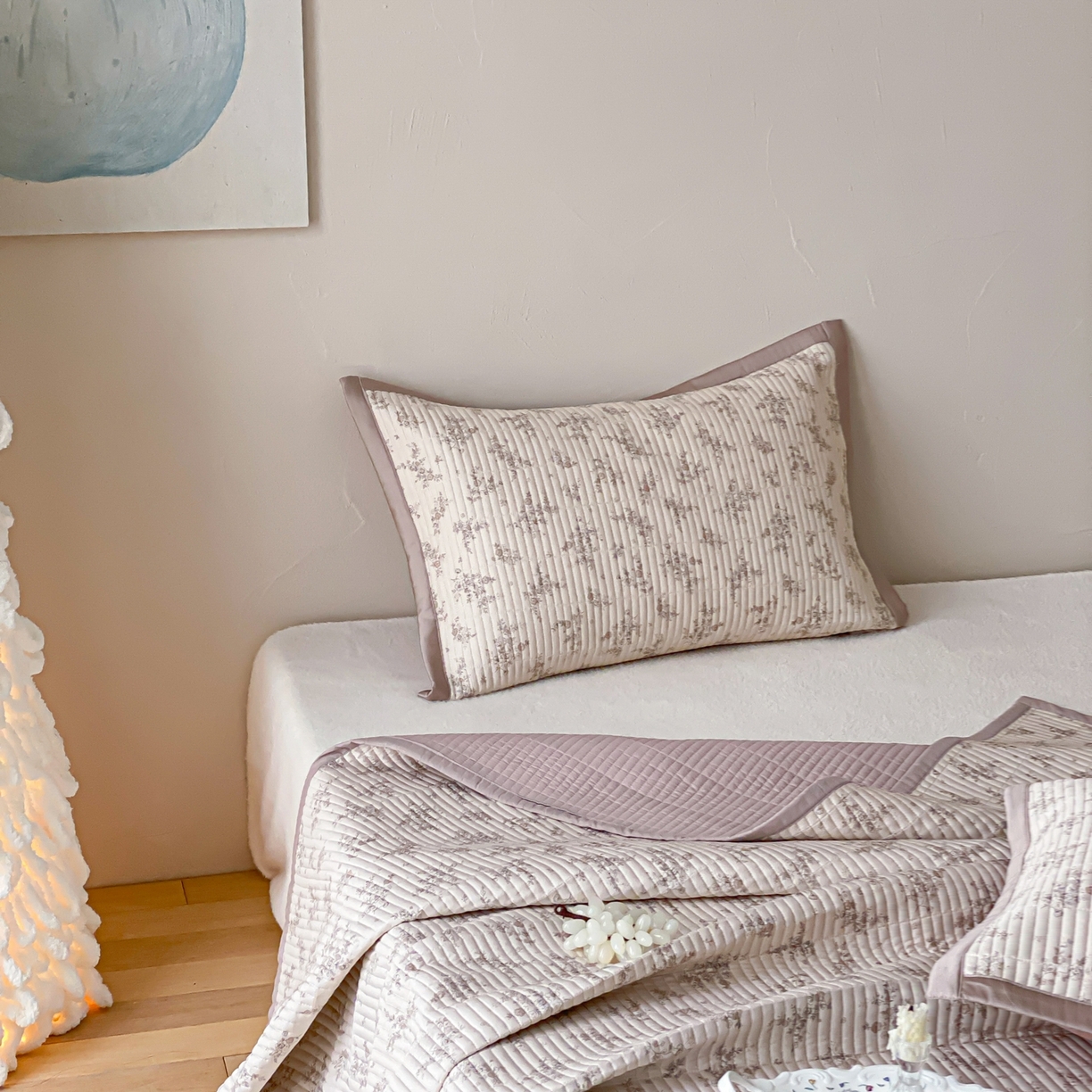 91家纺网 家纺一手货源 找家纺 黛舒家居 2026年春夏款纱洗莫代尔夹棉单床单床单单件床单三件套 柔瓣轻语