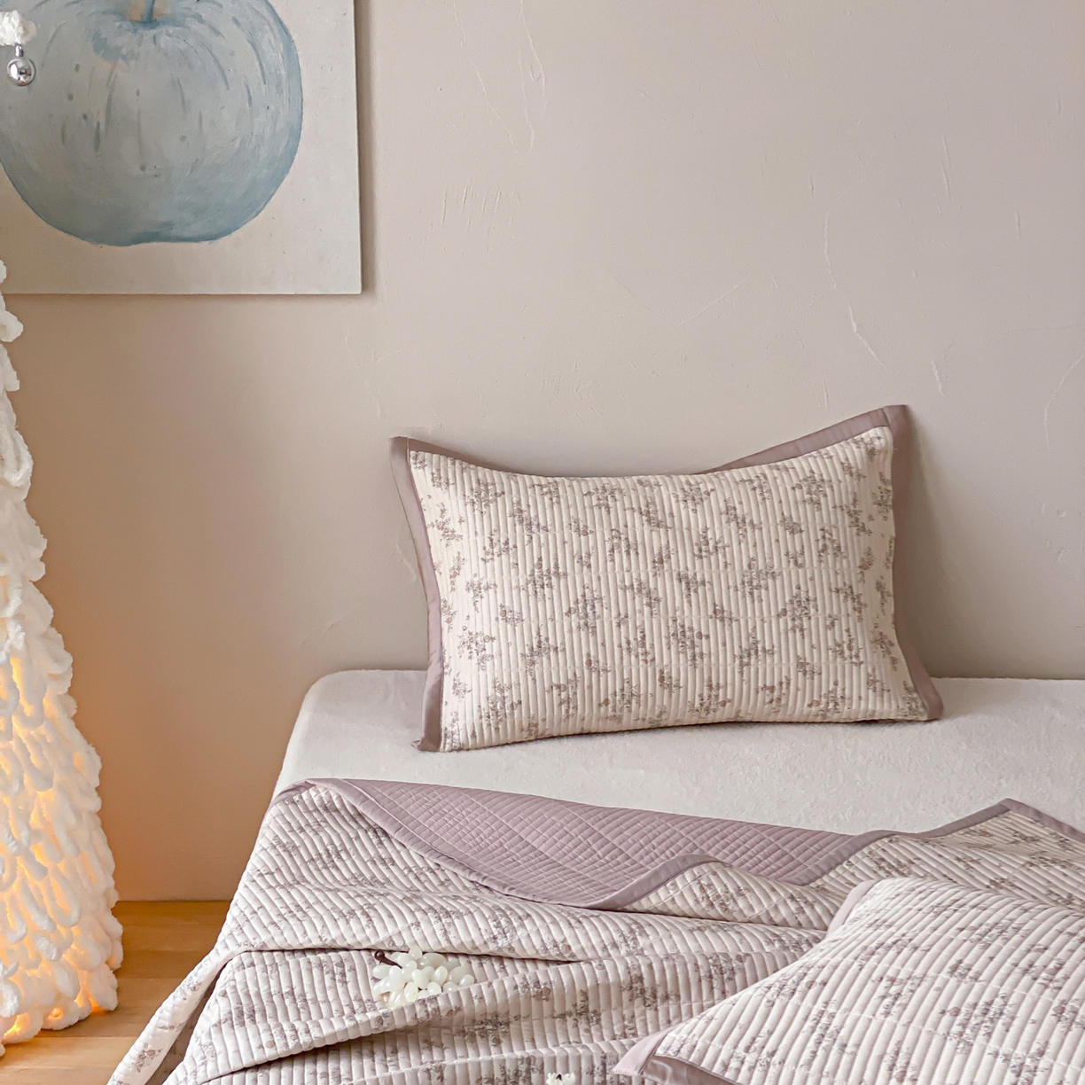 91家纺网 家纺一手货源 找家纺 黛舒家居 2026年春夏款纱洗莫代尔夹棉单床单床单单件床单三件套 柔瓣轻语