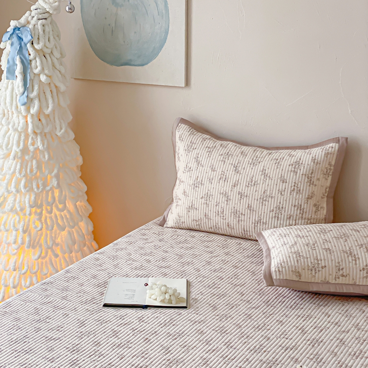 91家纺网 家纺一手货源 找家纺 黛舒家居 2026年春夏款纱洗莫代尔夹棉单床单床单单件床单三件套 柔瓣轻语