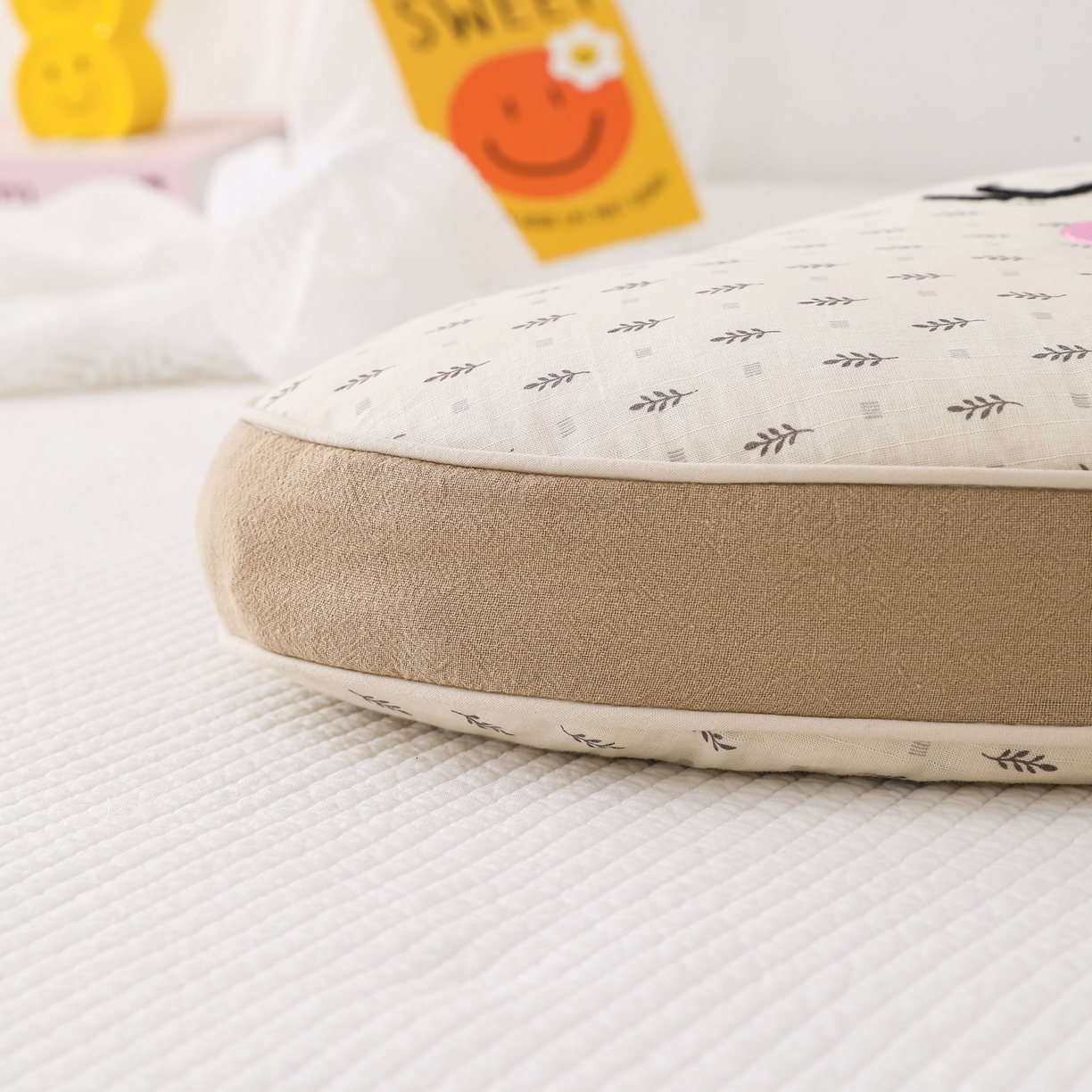 91家纺网 家纺一手货源 找家纺 （总）芯洲 2026新款全棉双层纱云朵可爱荞麦枕刺绣抱枕枕头枕芯