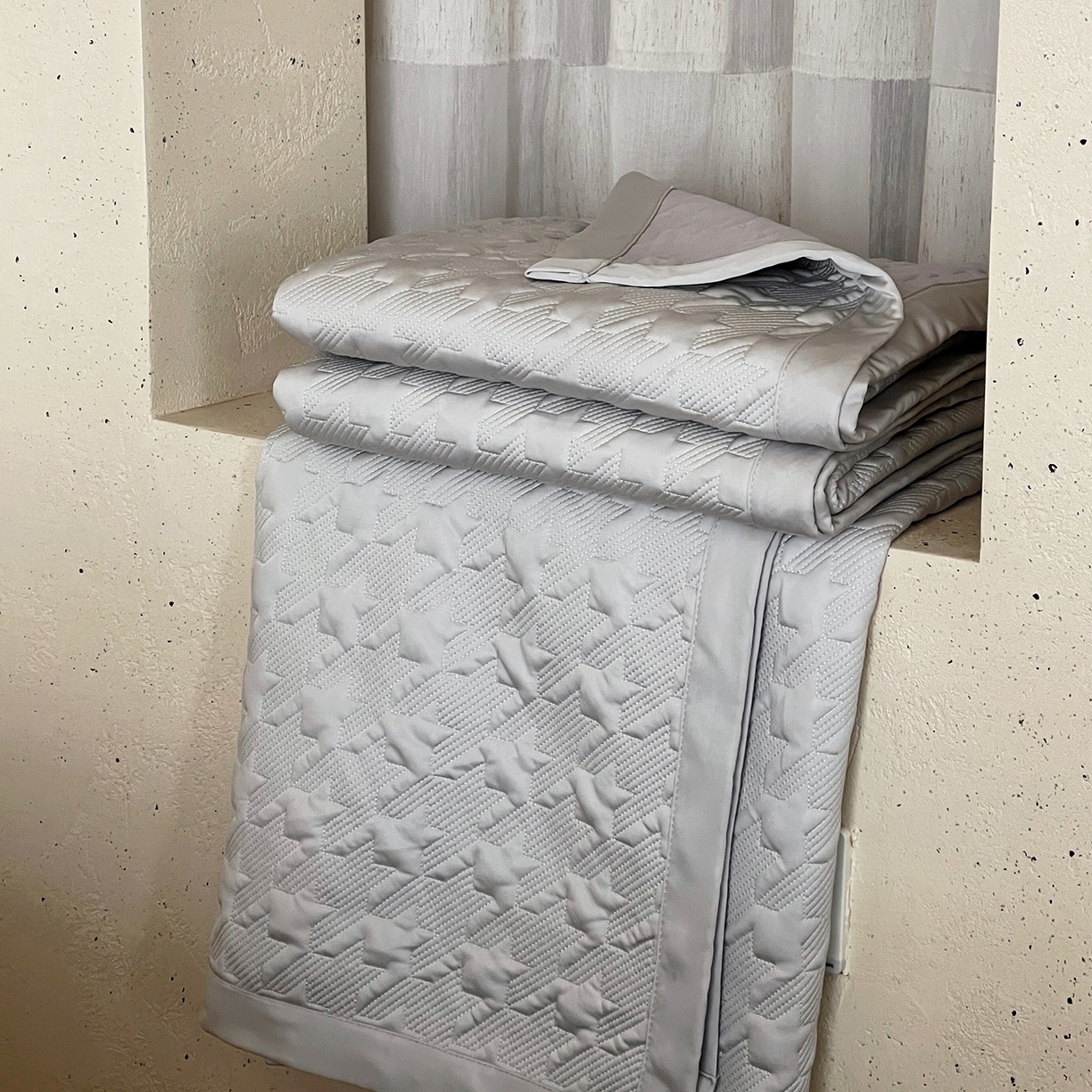 91家纺网 家纺一手货源 找家纺 傲蕾良品 2026新款韩国高量子冰丝床盖款软凉席 银光灰