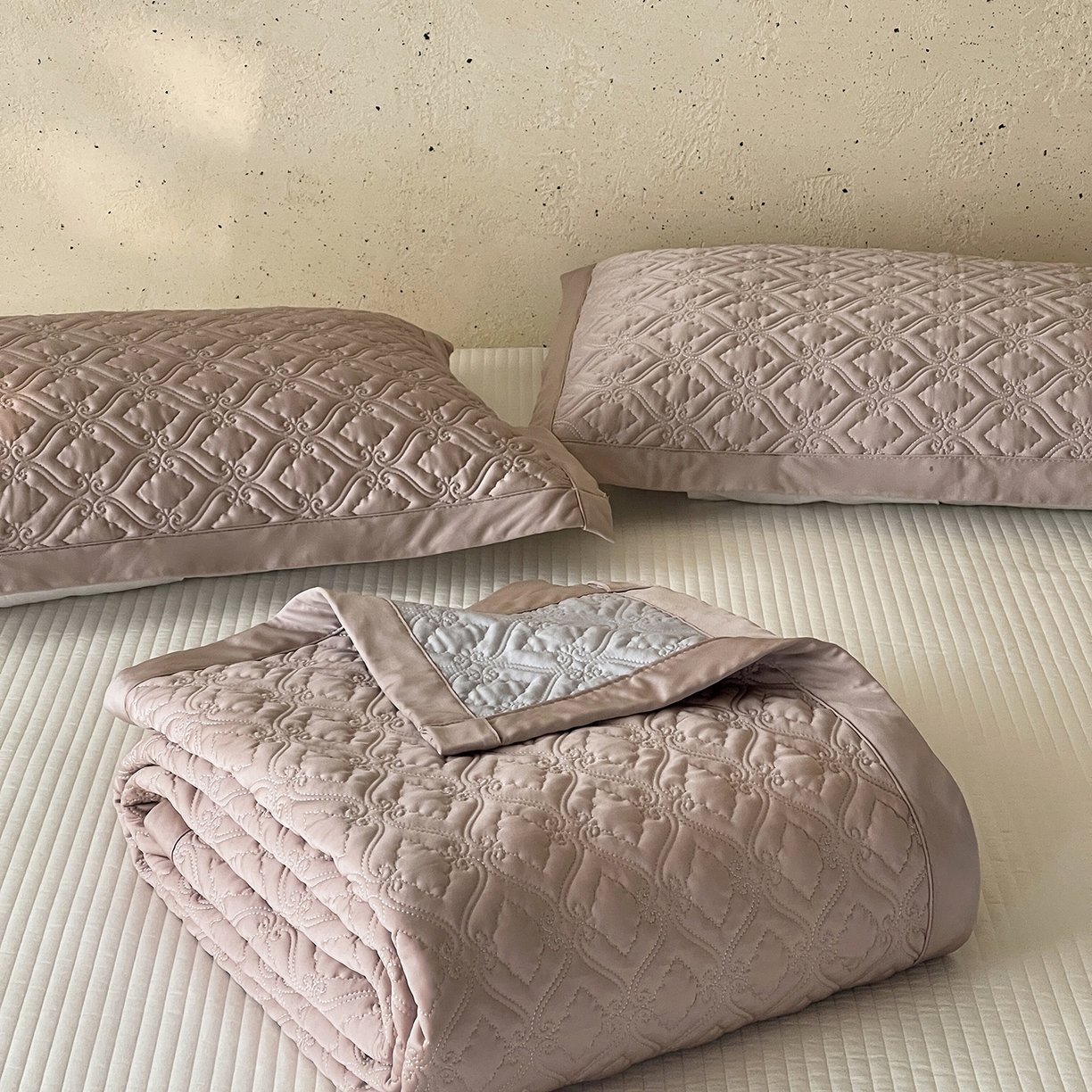 91家纺网 家纺一手货源 找家纺 傲蕾良品 2026新款韩国高量子冰丝床盖款软凉席 琉璃紫