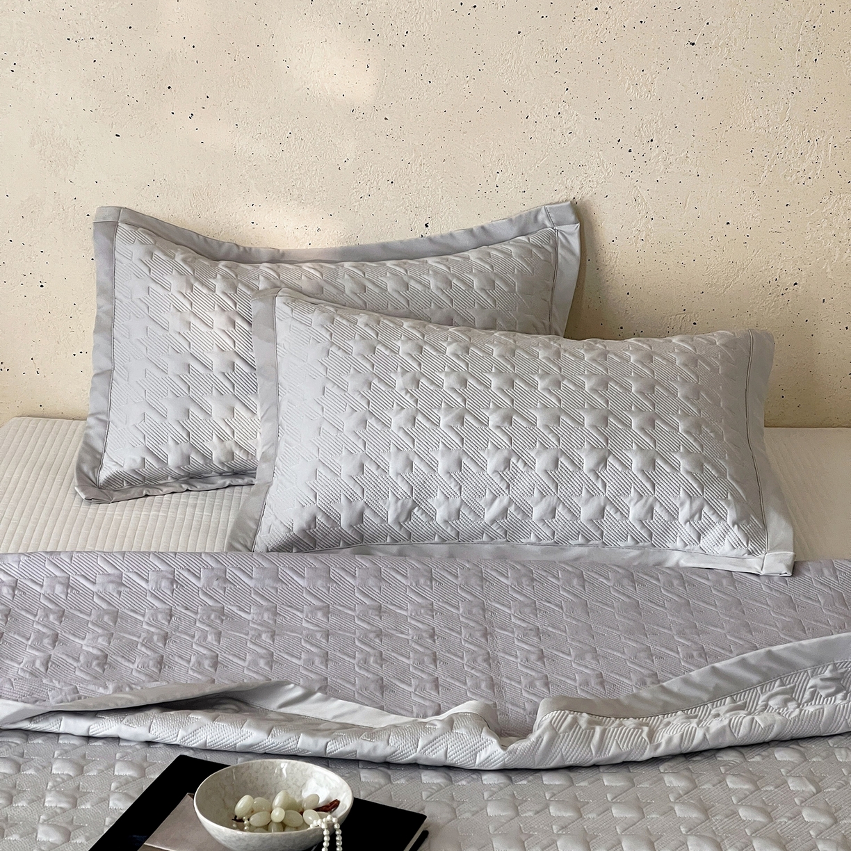 91家纺网 家纺一手货源 找家纺 傲蕾良品 2026新款韩国高量子冰丝床盖款软凉席 银光灰