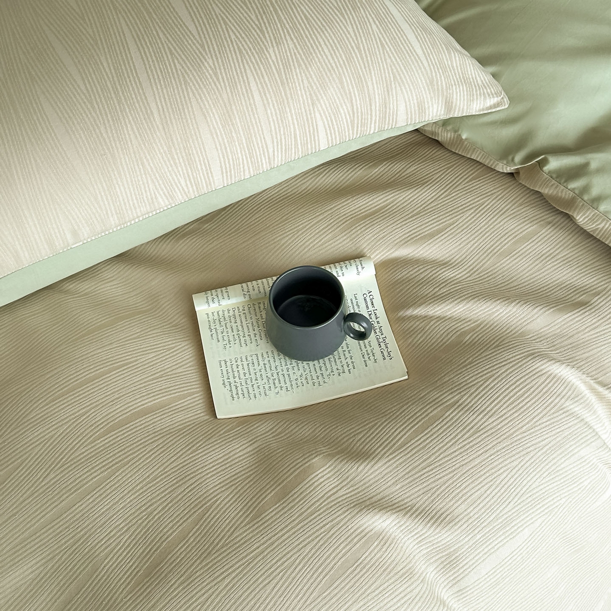 91家纺网 家纺一手货源 找家纺 曼之夏 2026新款60支全棉水洗浮雕提花四件套 佐冉-浅茶色