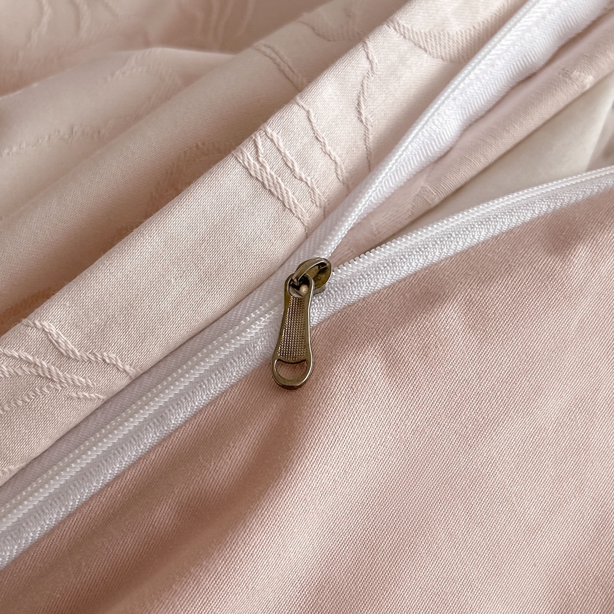 91家纺网 家纺一手货源 找家纺 曼之夏 2026新款60支全棉水洗浮雕提花四件套 山涧雾-卡其粉