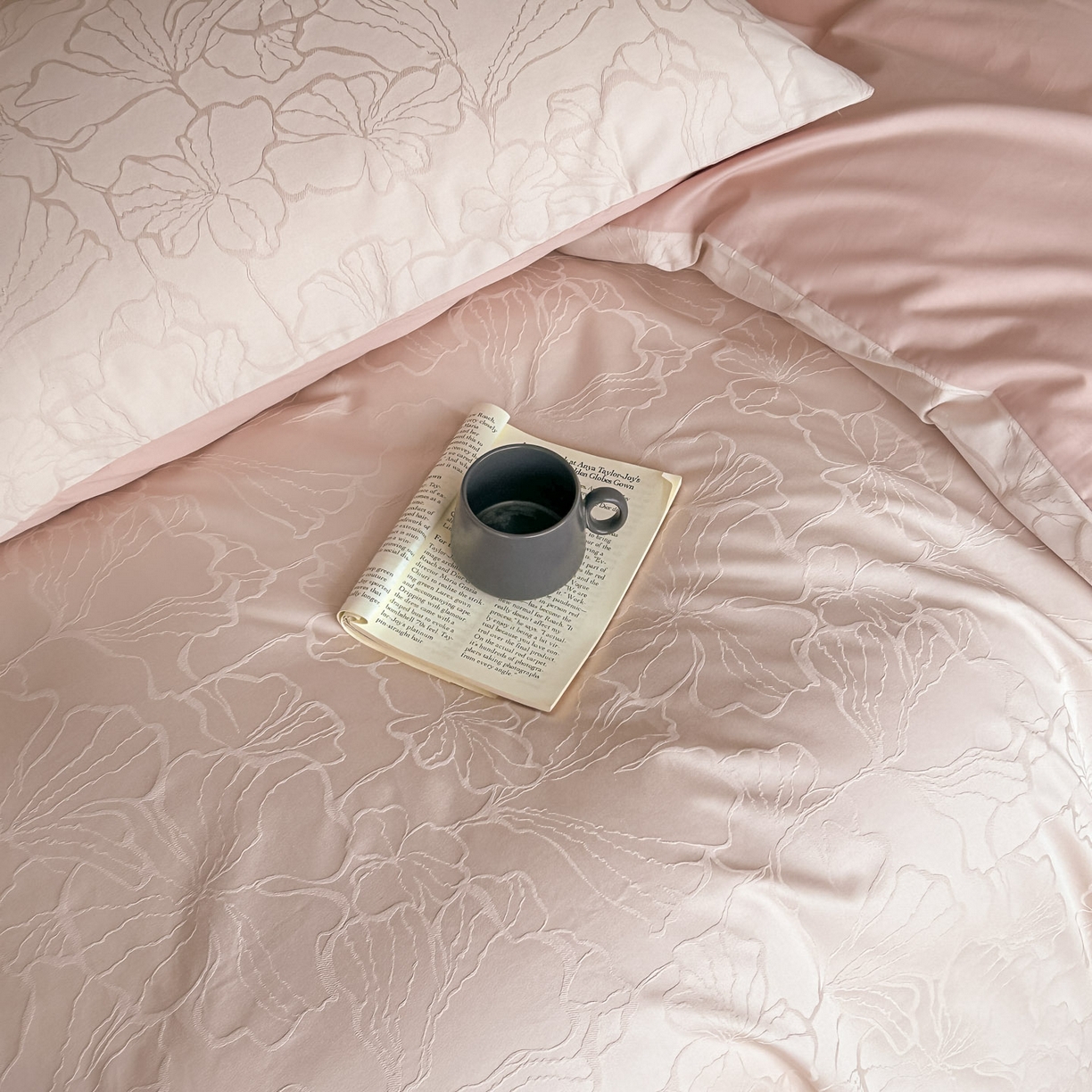 91家纺网 家纺一手货源 找家纺 曼之夏 2026新款60支全棉水洗浮雕提花四件套 山涧雾-卡其粉