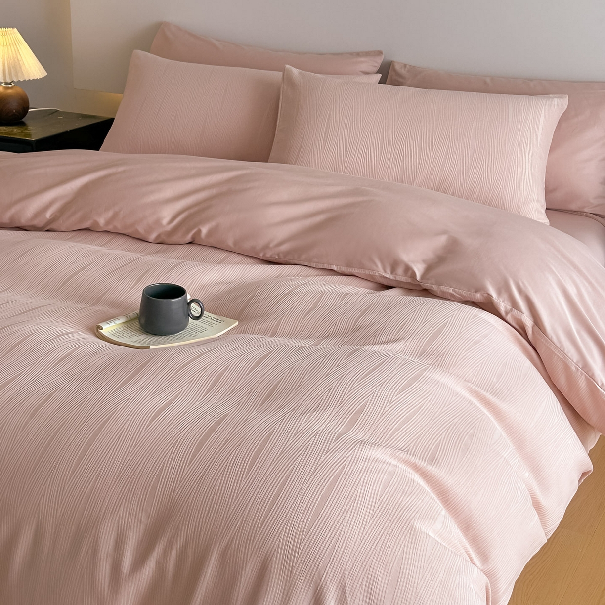 91家纺网 家纺一手货源 找家纺 曼之夏 2026新款60支全棉水洗浮雕提花四件套 佐冉-粉金