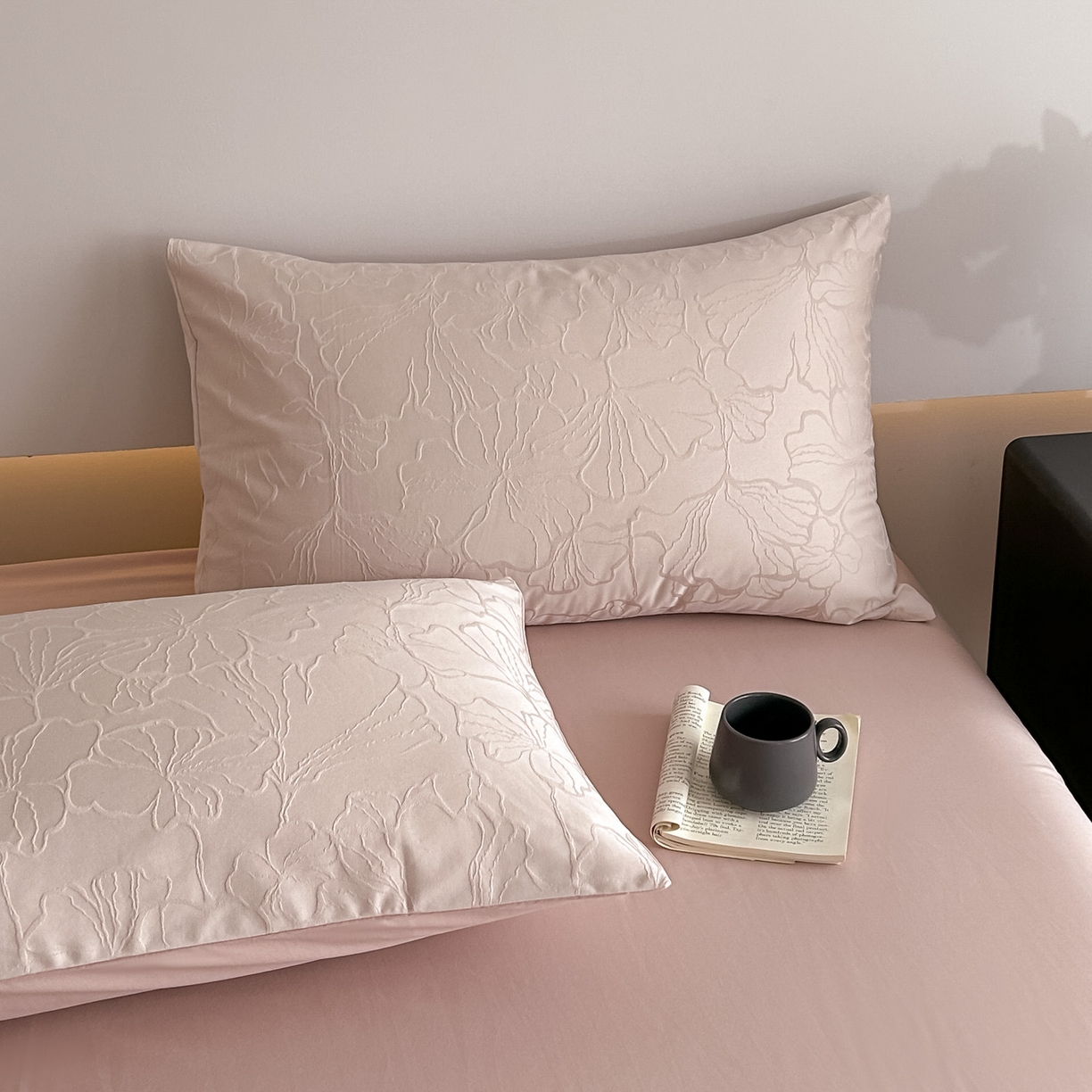 91家纺网 家纺一手货源 找家纺 曼之夏 2026新款60支全棉水洗浮雕提花四件套 山涧雾-卡其粉