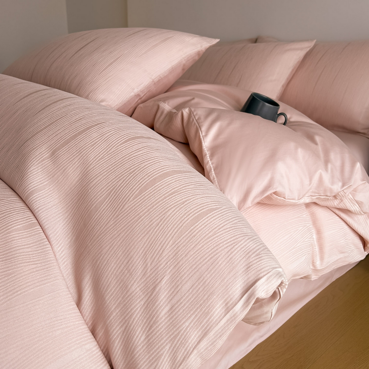 91家纺网 家纺一手货源 找家纺 曼之夏 2026新款60支全棉水洗浮雕提花四件套 佐冉-粉金