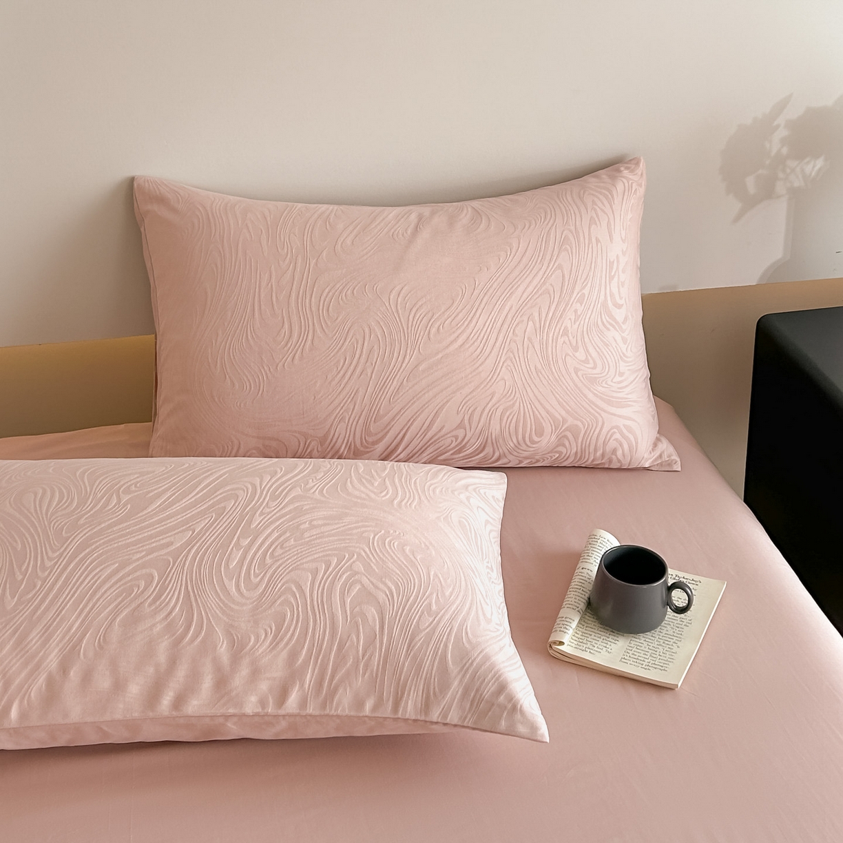 91家纺网 家纺一手货源 找家纺 曼之夏 2026新款60支全棉水洗浮雕提花四件套 凯迪娜-粉金