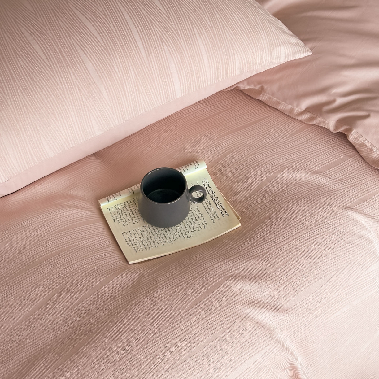 91家纺网 家纺一手货源 找家纺 曼之夏 2026新款60支全棉水洗浮雕提花四件套 佐冉-粉金