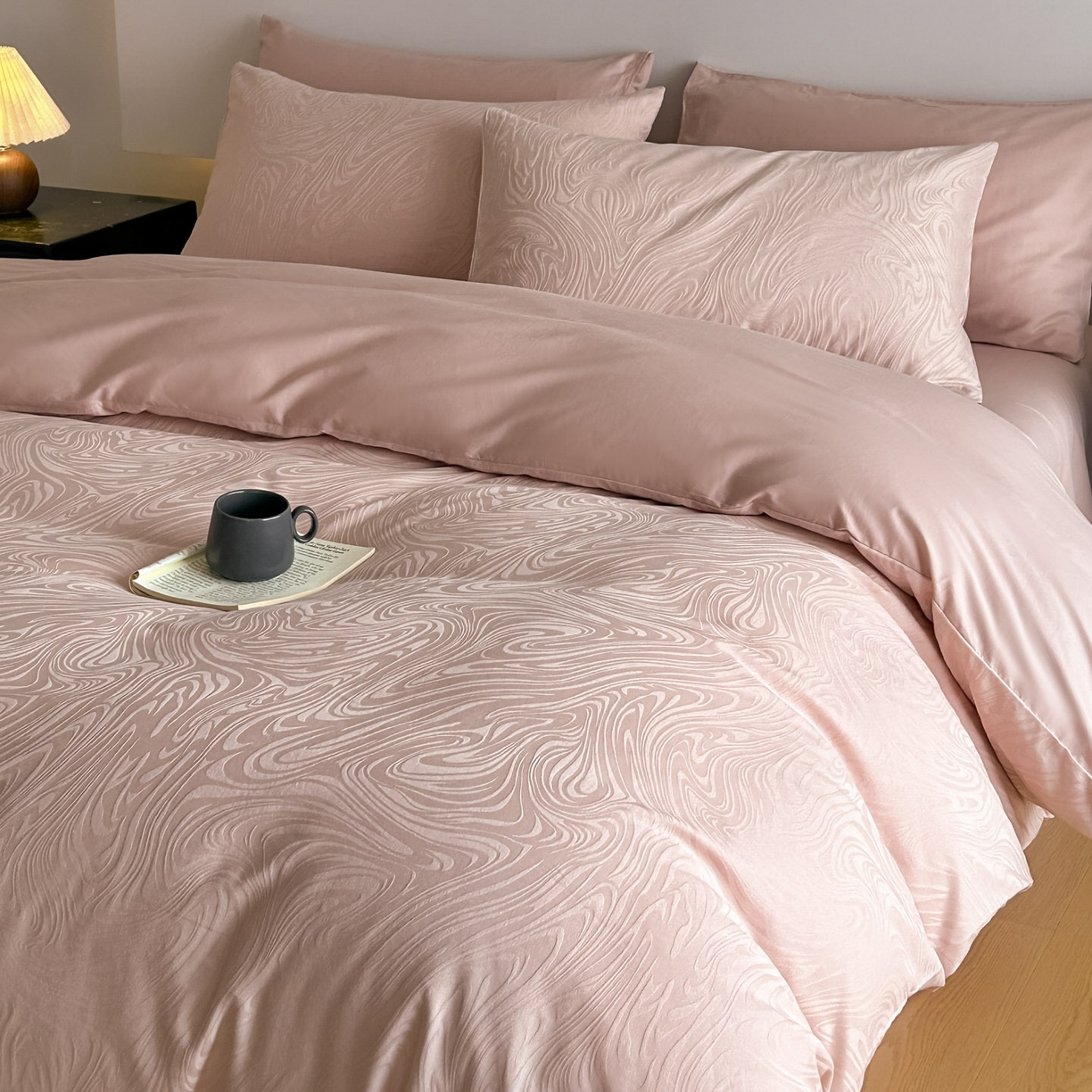 91家纺网 家纺一手货源 找家纺 曼之夏 2026新款60支全棉水洗浮雕提花四件套 凯迪娜-粉金