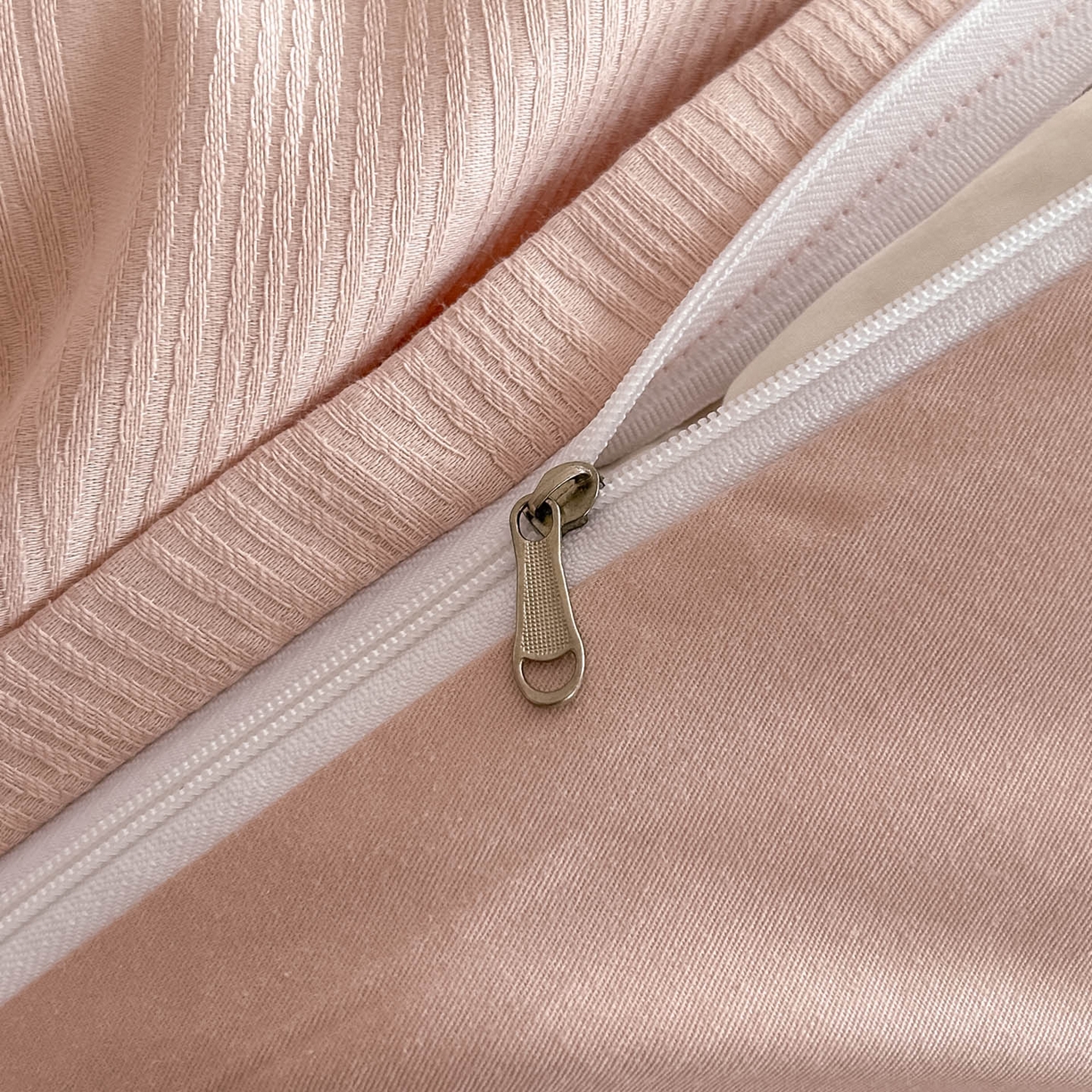 91家纺网 家纺一手货源 找家纺 曼之夏 2026新款60支全棉水洗浮雕提花四件套 佐冉-粉金