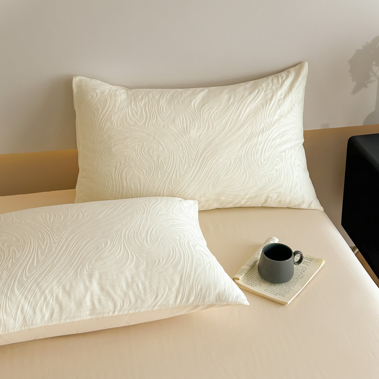 91家纺网 家纺一手货源 找家纺 曼之夏 2026新款60支全棉水洗浮雕提花四件套 凯迪娜-米白