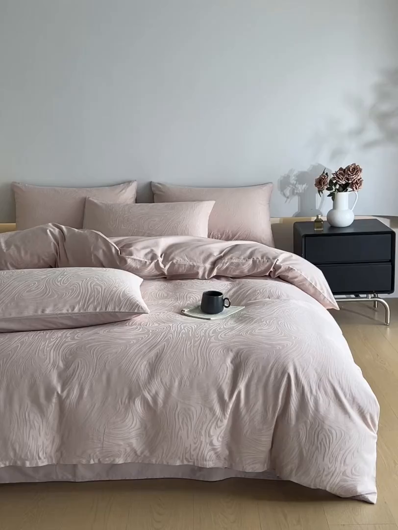 91家纺网 家纺一手货源 找家纺 曼之夏 2026新款60支全棉水洗浮雕提花四件套 凯迪娜-粉金