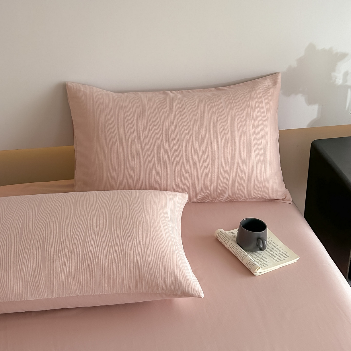 91家纺网 家纺一手货源 找家纺 曼之夏 2026新款60支全棉水洗浮雕提花四件套 佐冉-粉金