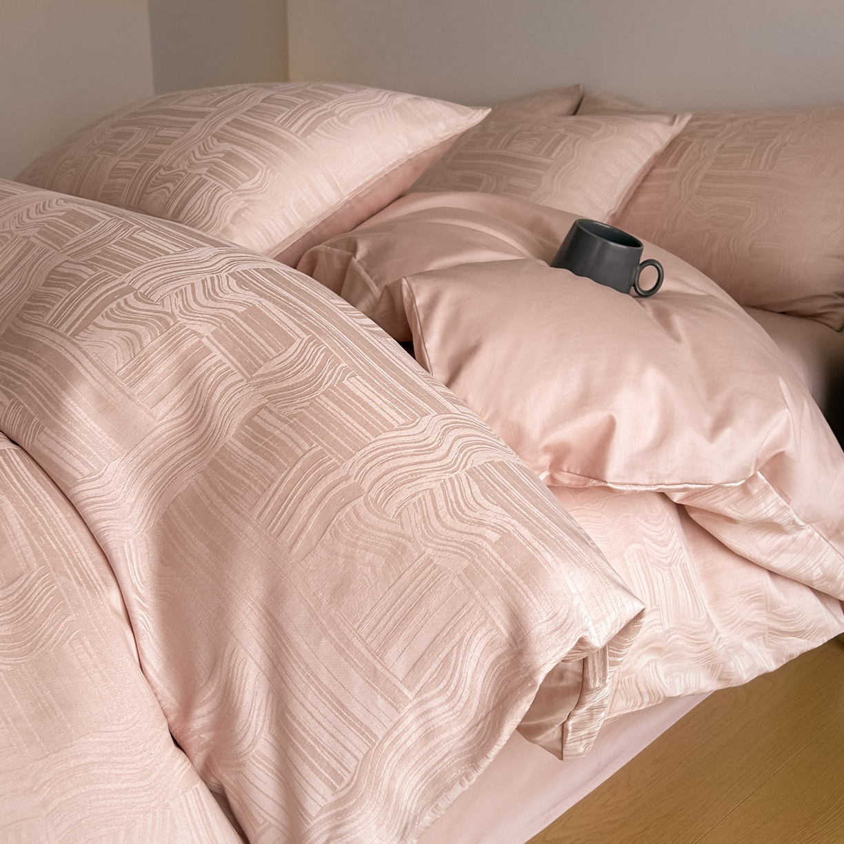 91家纺网 家纺一手货源 找家纺 曼之夏 2026新款60支全棉水洗浮雕提花四件套 幻纤影-粉金