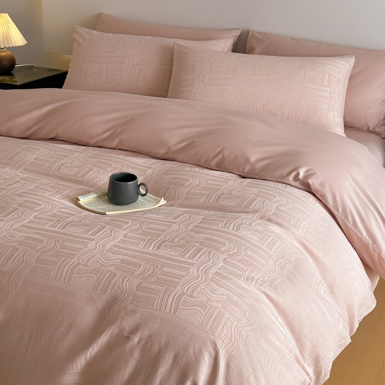 91家纺网 家纺一手货源 找家纺 曼之夏 2026新款60支全棉水洗浮雕提花四件套 幻纤影-粉金