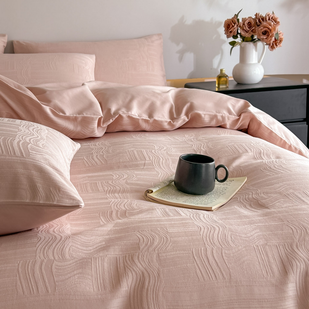 91家纺网 家纺一手货源 找家纺 曼之夏 2026新款60支全棉水洗浮雕提花四件套 幻纤影-粉金