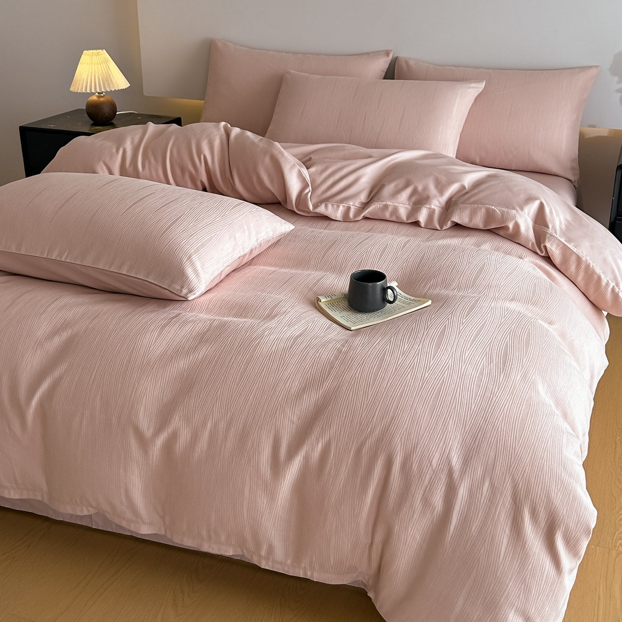 91家纺网 家纺一手货源 找家纺 曼之夏 2026新款60支全棉水洗浮雕提花四件套 佐冉-粉金