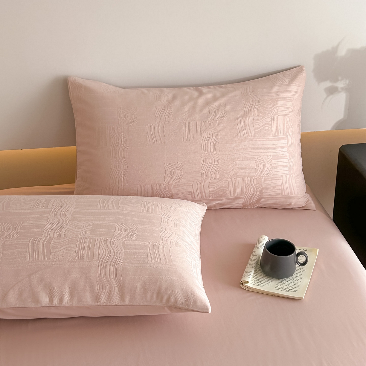 91家纺网 家纺一手货源 找家纺 曼之夏 2026新款60支全棉水洗浮雕提花四件套 幻纤影-粉金