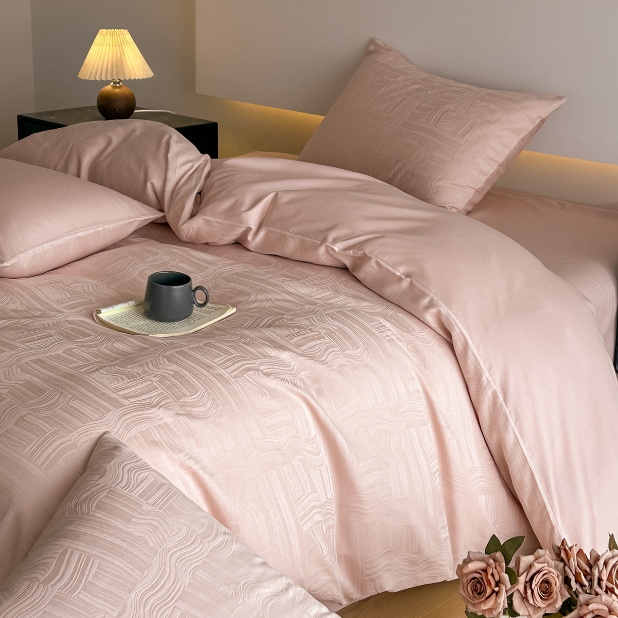 91家纺网 家纺一手货源 找家纺 曼之夏 2026新款60支全棉水洗浮雕提花四件套 幻纤影-粉金