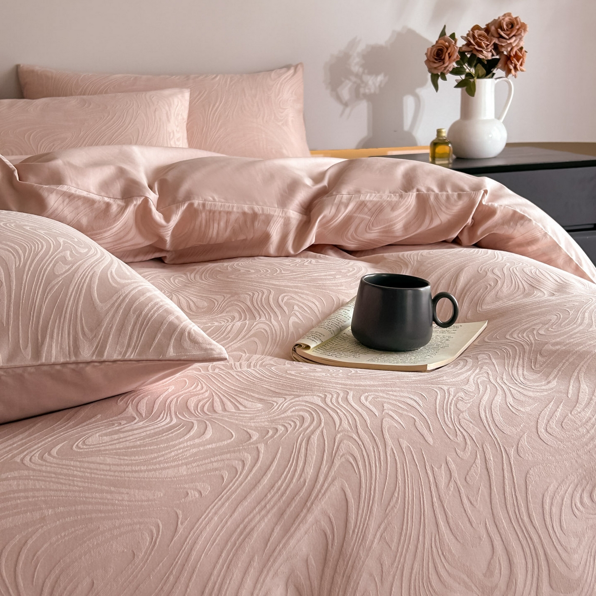 91家纺网 家纺一手货源 找家纺 曼之夏 2026新款60支全棉水洗浮雕提花四件套 凯迪娜-粉金