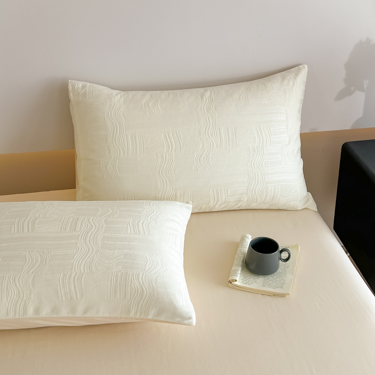 91家纺网 家纺一手货源 找家纺 曼之夏 2026新款60支全棉水洗浮雕提花四件套 幻纤影-米白