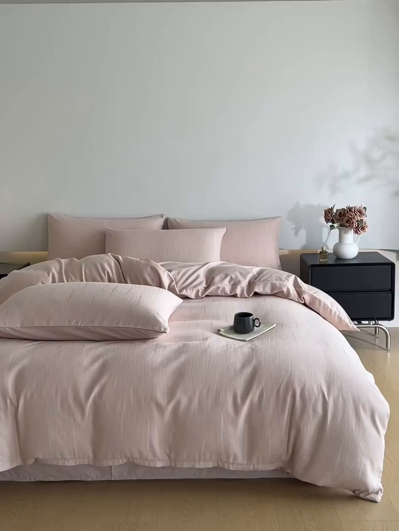 91家纺网 家纺一手货源 找家纺 曼之夏 2026新款60支全棉水洗浮雕提花四件套 佐冉-粉金