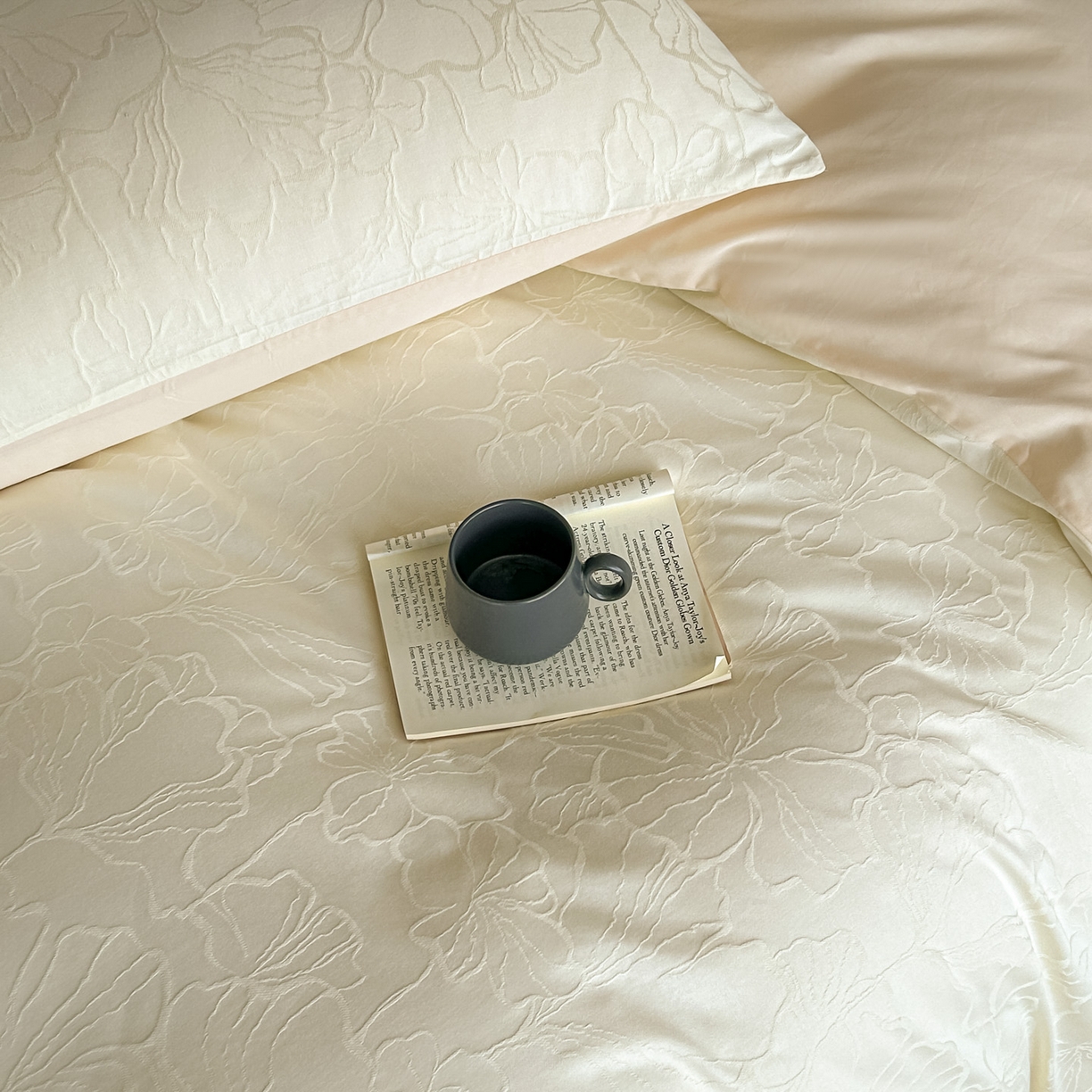 91家纺网 家纺一手货源 找家纺 曼之夏 2026新款60支全棉水洗浮雕提花四件套 山涧雾-米白