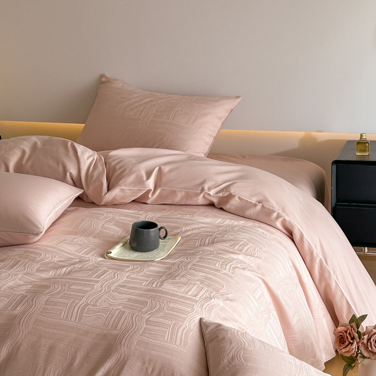 91家纺网 家纺一手货源 找家纺 曼之夏 2026新款60支全棉水洗浮雕提花四件套 幻纤影-粉金