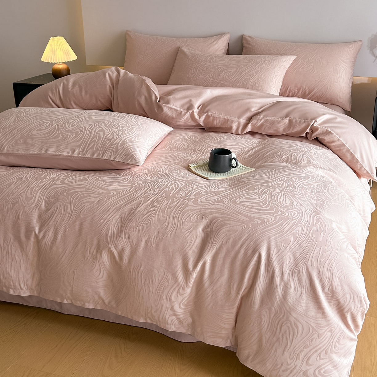 91家纺网 家纺一手货源 找家纺 曼之夏 2026新款60支全棉水洗浮雕提花四件套 凯迪娜-粉金