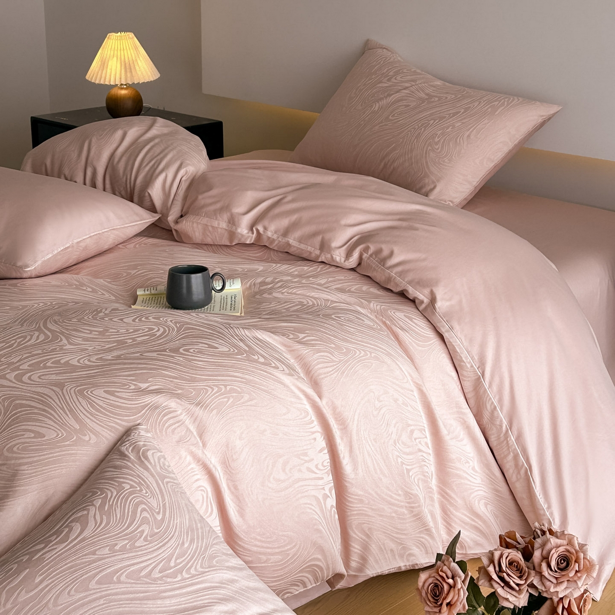 91家纺网 家纺一手货源 找家纺 曼之夏 2026新款60支全棉水洗浮雕提花四件套 凯迪娜-粉金