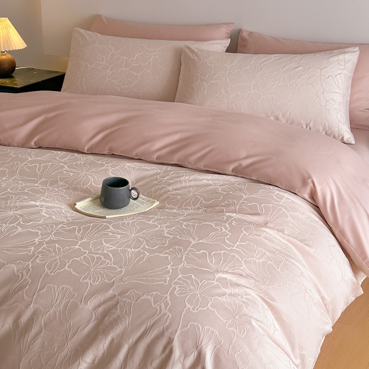 91家纺网 家纺一手货源 找家纺 曼之夏 2026新款60支全棉水洗浮雕提花四件套 山涧雾-卡其粉