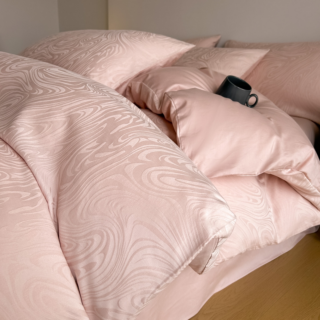 91家纺网 家纺一手货源 找家纺 曼之夏 2026新款60支全棉水洗浮雕提花四件套 凯迪娜-粉金