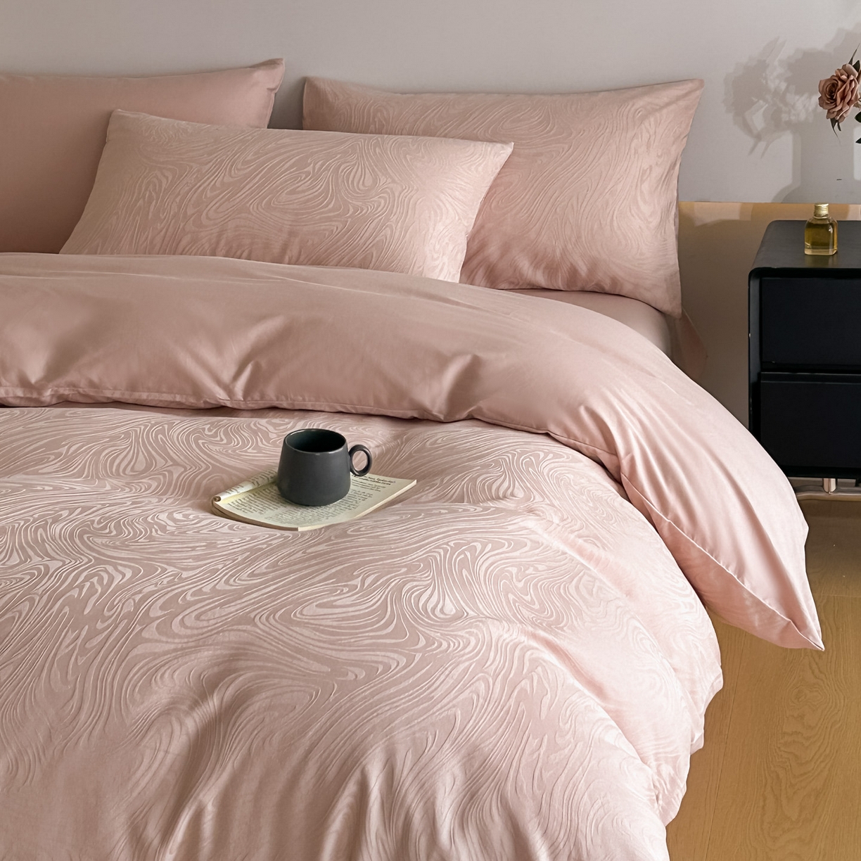 91家纺网 家纺一手货源 找家纺 曼之夏 2026新款60支全棉水洗浮雕提花四件套 凯迪娜-粉金