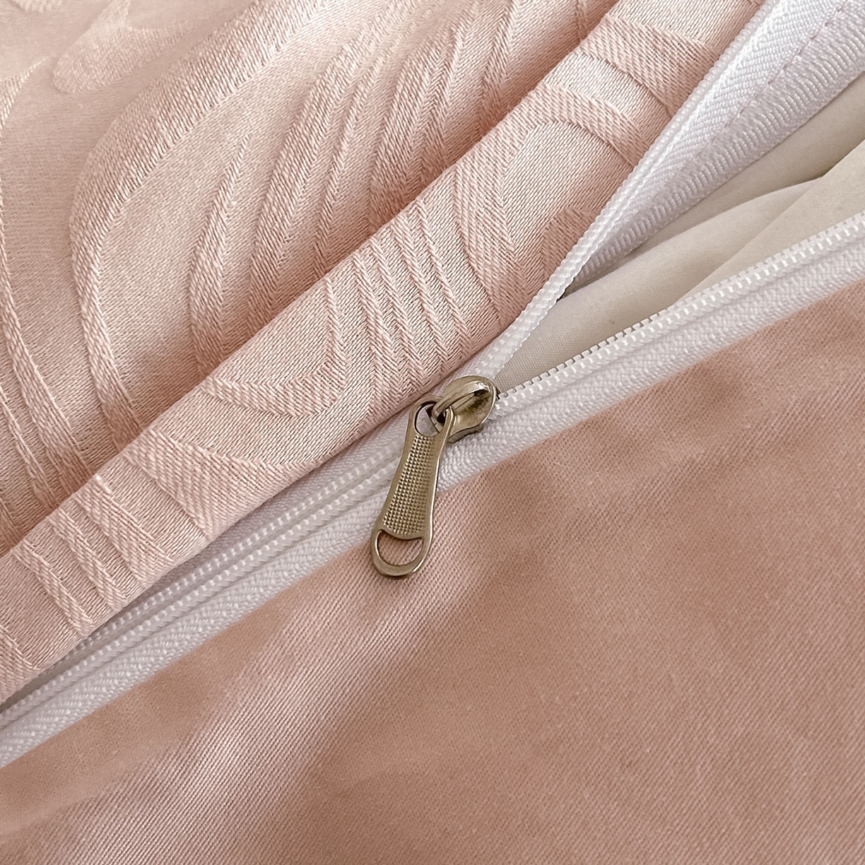 91家纺网 家纺一手货源 找家纺 曼之夏 2026新款60支全棉水洗浮雕提花四件套 凯迪娜-粉金