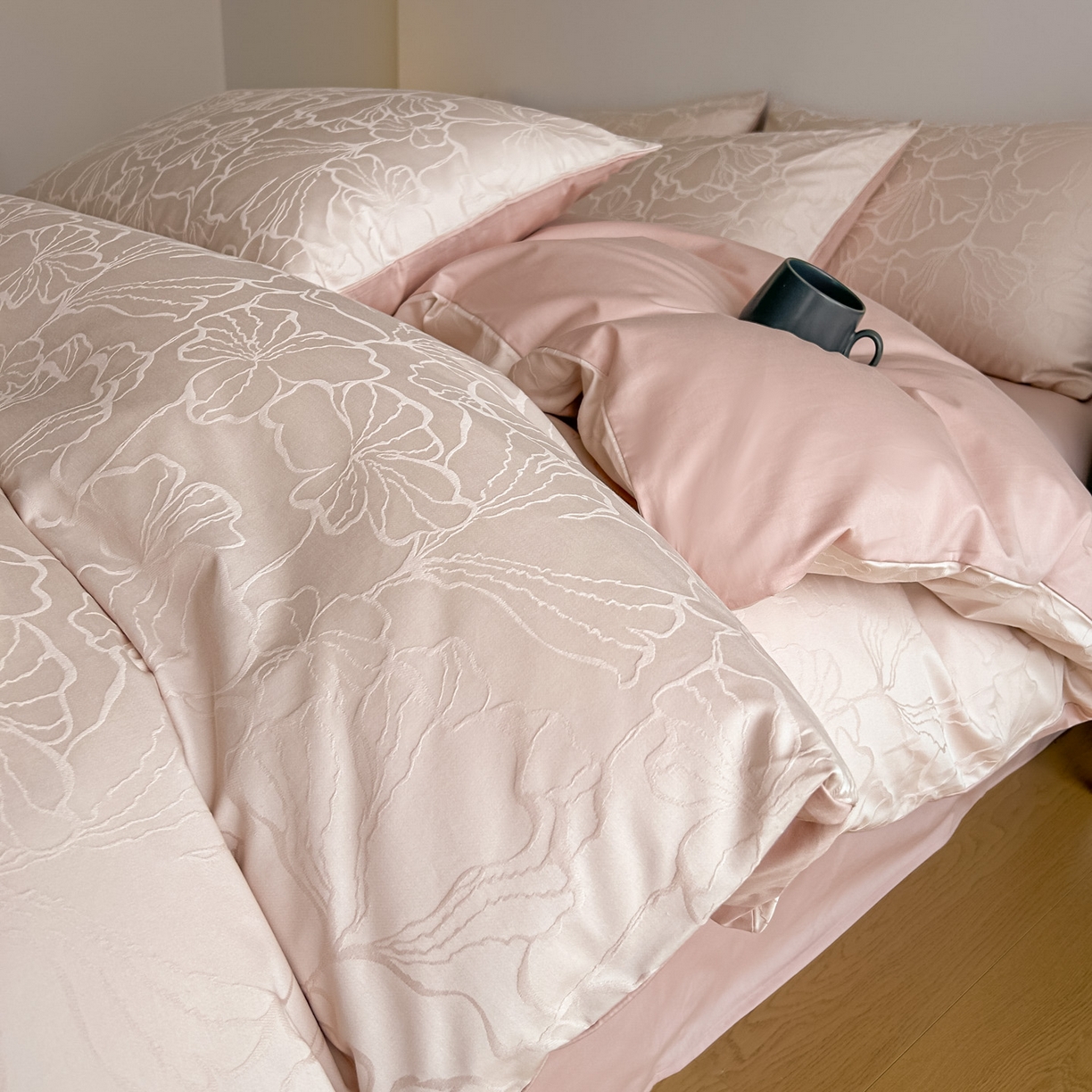 91家纺网 家纺一手货源 找家纺 曼之夏 2026新款60支全棉水洗浮雕提花四件套 山涧雾-卡其粉