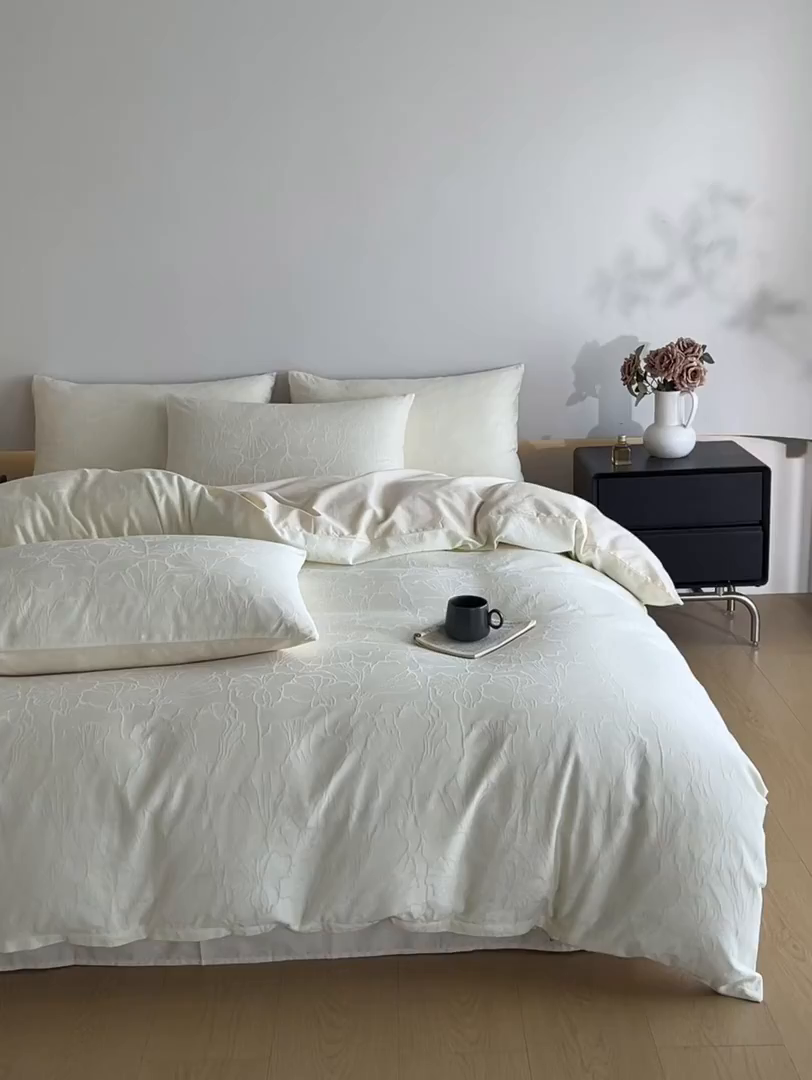 91家纺网 家纺一手货源 找家纺 曼之夏 2026新款60支全棉水洗浮雕提花四件套 山涧雾-米白