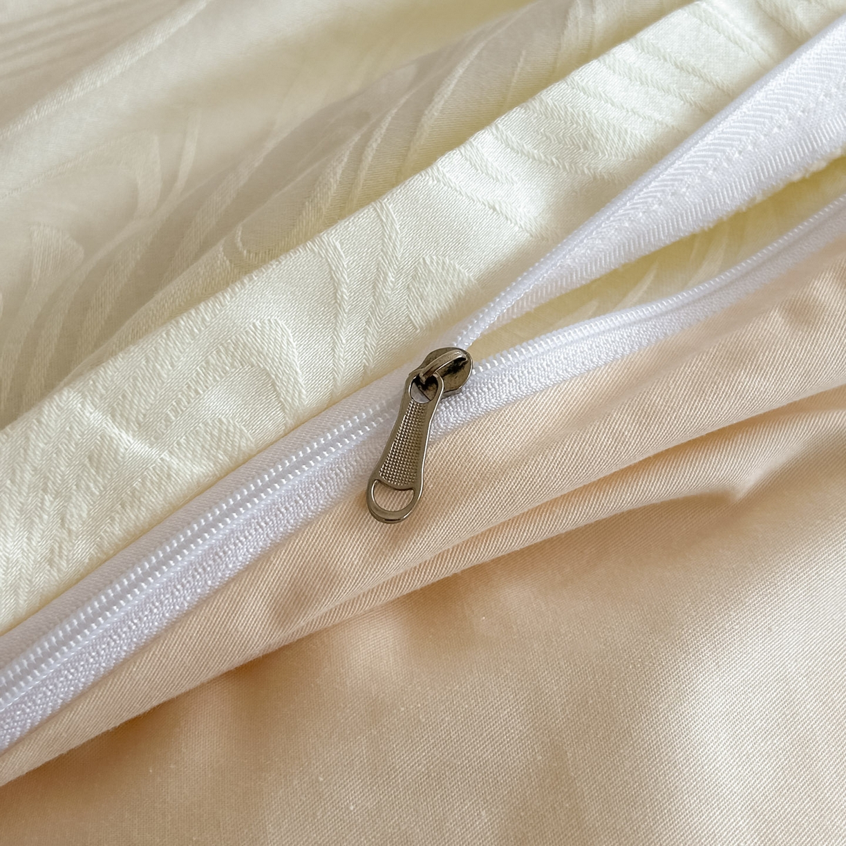 91家纺网 家纺一手货源 找家纺 曼之夏 2026新款60支全棉水洗浮雕提花四件套 凯迪娜-米白