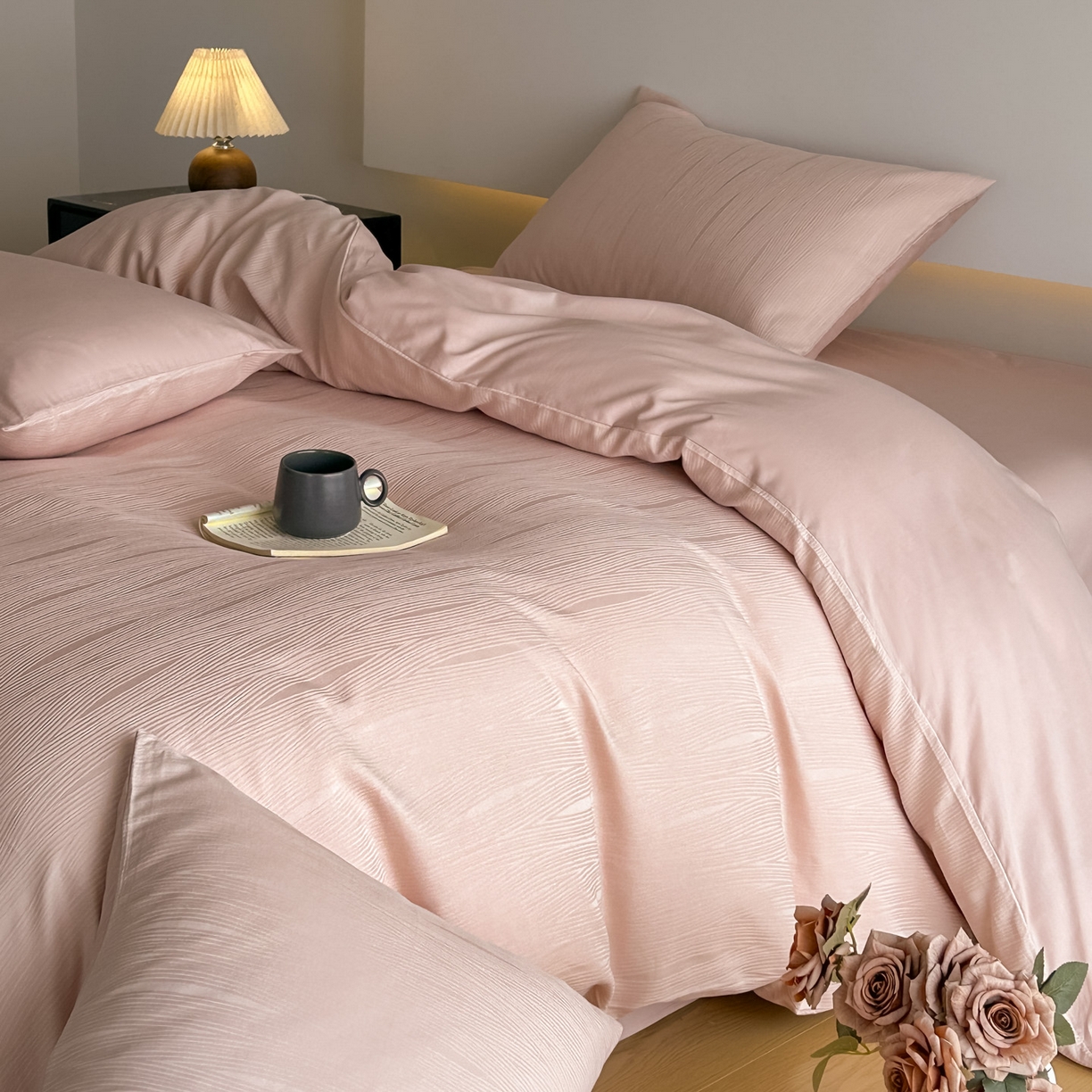 91家纺网 家纺一手货源 找家纺 曼之夏 2026新款60支全棉水洗浮雕提花四件套 佐冉-粉金